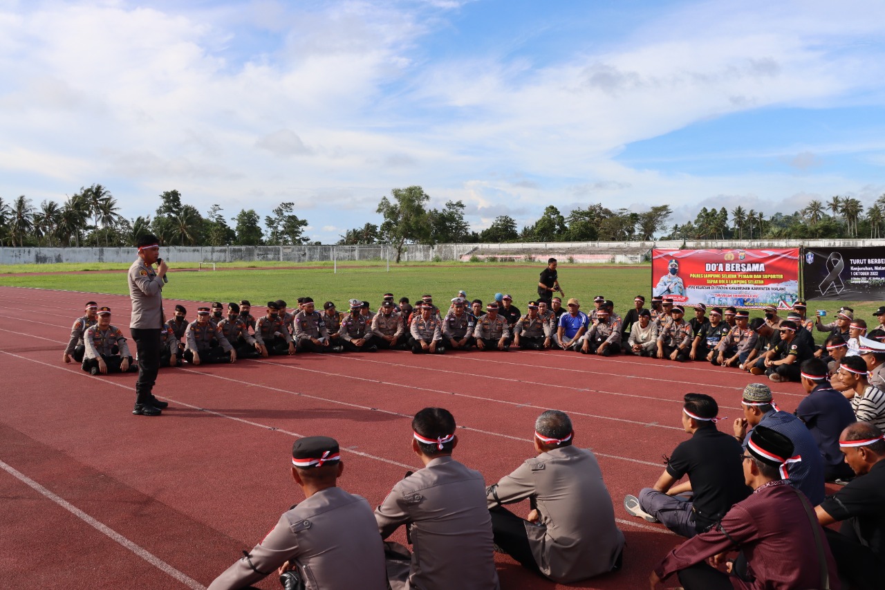 Aksi Solidaritas Dan Do'a Bersama Polres Lampung Selatan Dengan Pemain Serta Elment Suporter Sepak Bola.