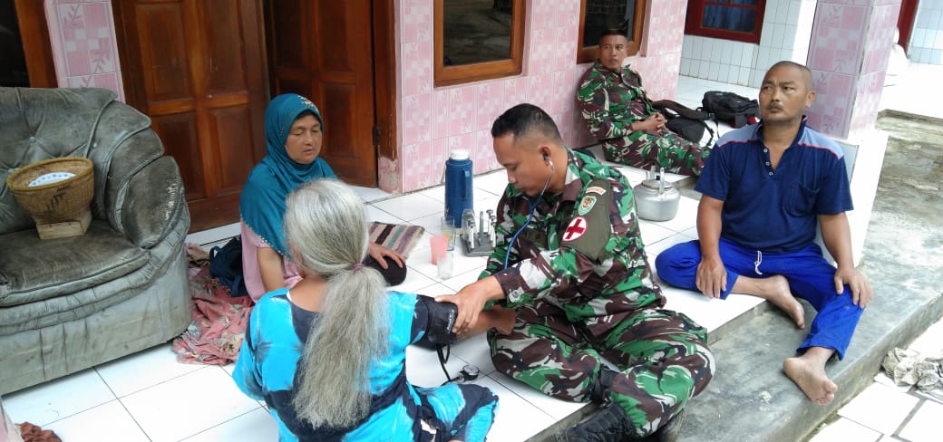 Tim Kesehatan Satgas TMMD ke - 115 Kodim 0612 Tasikmalaya Rutin Lakukan Pengecekan Kesehatan Anggota dan Masyarakat.