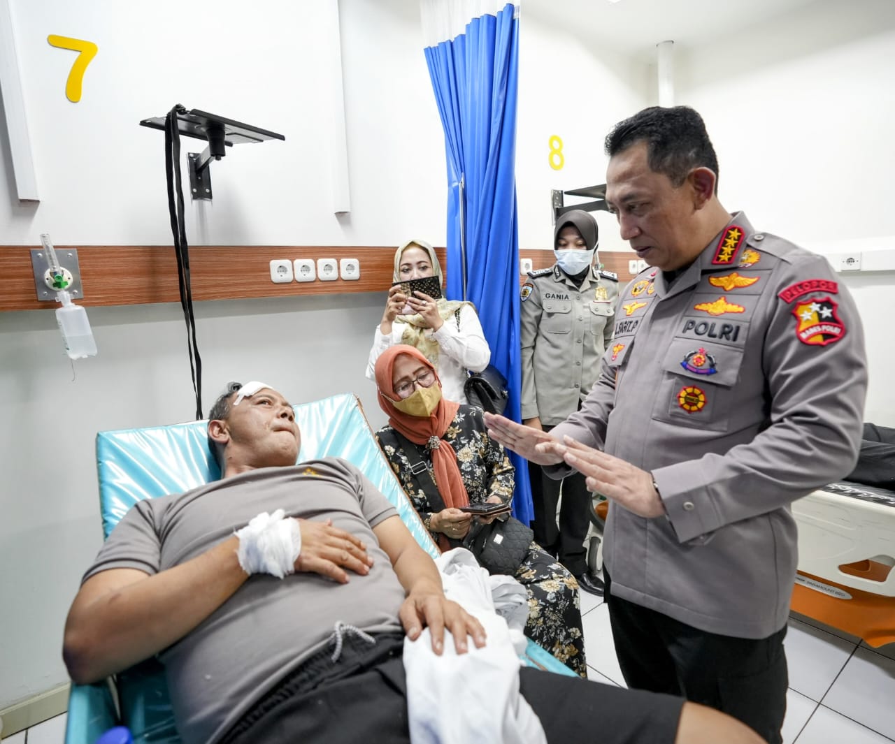 Jenguk Korban Bom Bunuh Diri Polsek Astana Anyar. Kapolri : Tetap Semangat Lindungi Masyarakat
