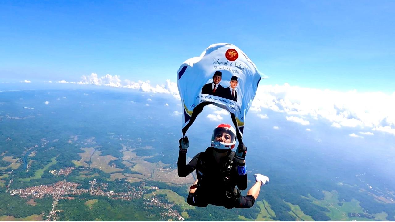Viral !!! Gegara Ingin Ucapkan Selamat, Naila Novaranti Gelar Aksi Heroik Terjun Payung Diatas Langit Nusawiru