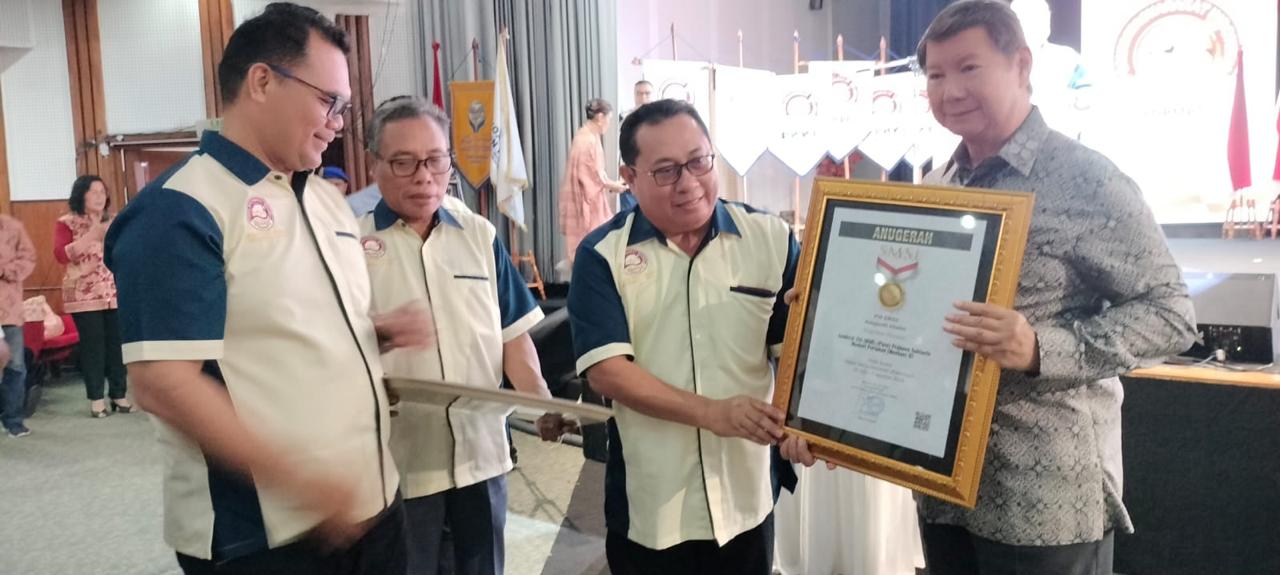 Prabowo Subianto Terima Pin Emas dari SMSI Atas Dedikasinya Jaga Demokrasi
