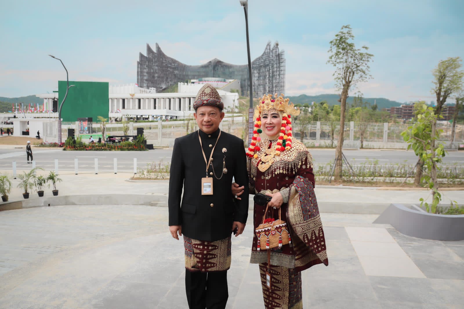 Kenakan Pakaian Adat Palembang, Mendagri Tito Karnavian Dan Istri Hadiri Upacara HUT Ke-79 Kemerdekaan RI Perdana Di Ibukota Nusantara
