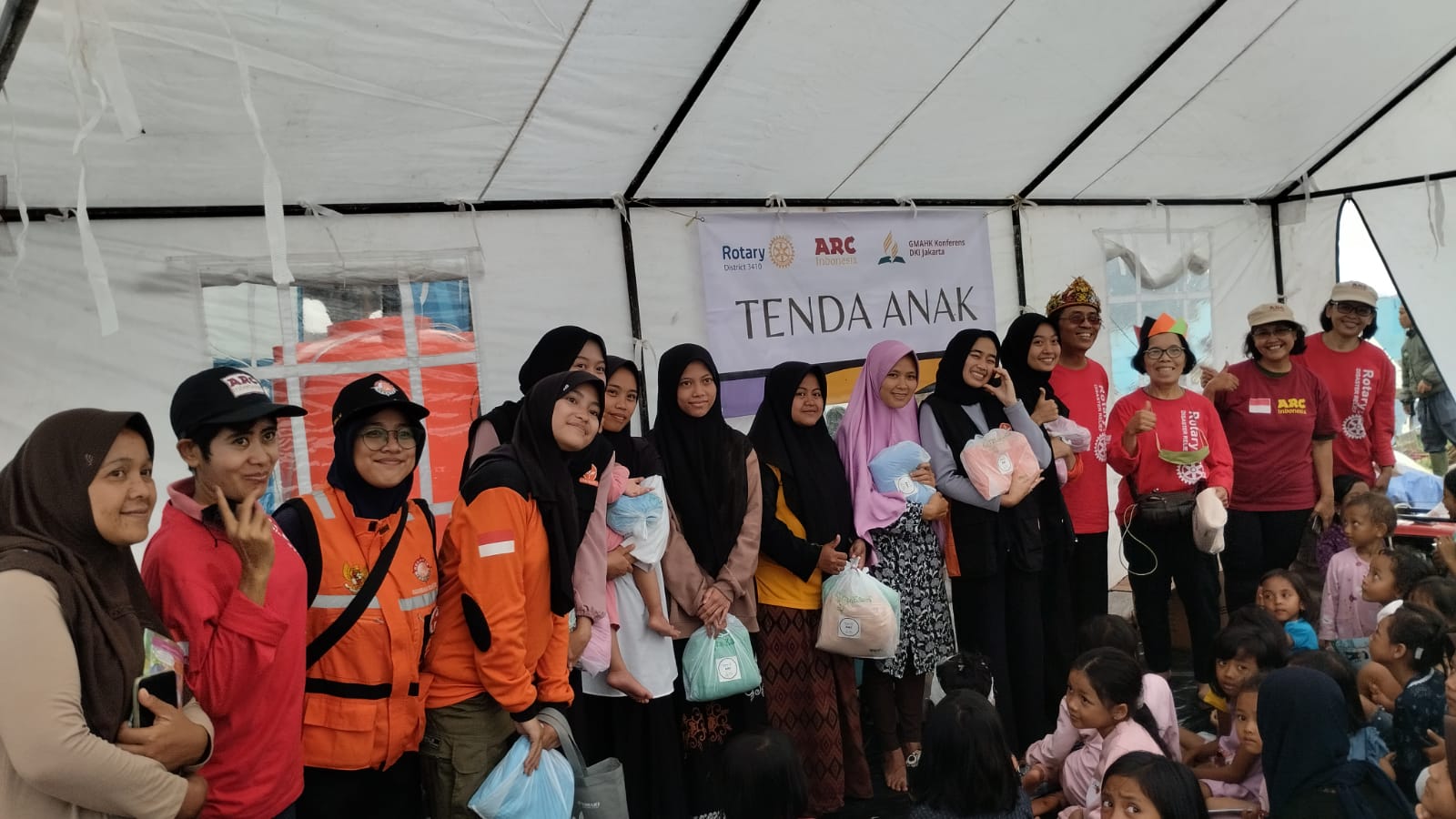 8 guru Cigeunang Dapat  Hadiah Istimewa Dari Rotary D 3410